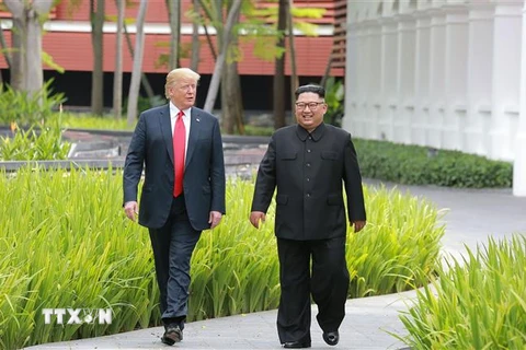 Chủ tịch Triều Tiên Kim Jong-un (phải) và Tổng thống Mỹ Donald Trump tại Hội nghị thượng đỉnh Mỹ-Triều lần thứ nhất ở Singapore ngày 12/6/2018. (Ảnh: AFP/ TTXVN)