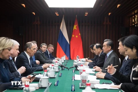 Ủy viên Quốc vụ kiêm Ngoại trưởng Trung Quốc Vương Nghị (phải) và Ngoại trưởng Nga Sergei Lavrov trong cuộc gặp tại Vũ Hán, tỉnh Chiết Giang, Trung Quốc, ngày 26/2/2019. (Ảnh: THX/ TTXVN)