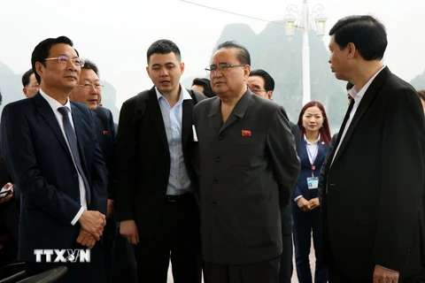 Đoàn đại biểu lãnh đạo cấp cao Đảng Lao động Triều Tiên tham quan Di sản thiên nhiên Thế giới vịnh Hạ Long. (Ảnh: Văn Đức/TTXVN)