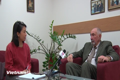 Giáo sư Georgi Tolora trả lời phỏng vấn phóng viên TTXVN. (Ảnh do cơ quan thường trú TTXVN tại Moskva cung cấp)