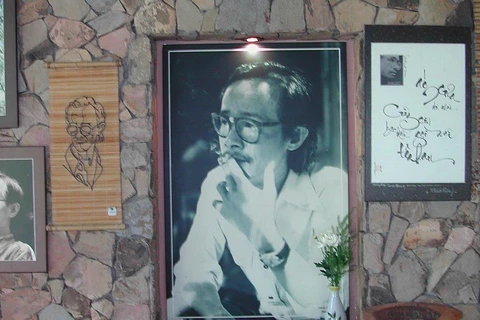 Chân dung nhạc sỹ Trịnh Công Sơn trên bức tường tòa nhà lưu niệm ở Bình Quới, Thành phố Hồ Chí Minh. (Nguồn: wikipedia.org)