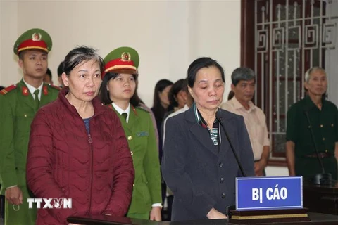 Bị cáo Nguyễn Thị Tăng và bị cáo Nguyễn Thị Minh Tâm nghe Hội đồng xét xử tuyên án. (Ảnh: Vũ Hà/TTXVN)