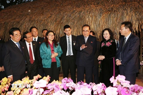 Đoàn đại biểu Đảng Lao động Triều Tiên đến thăm mô hình vườn ươm, trồng hoa lan của Hợp tác xã Đan Hoài, huyện Đan Phượng, Hà Nội. (Ảnh: Dương Giang/TTXVN)
