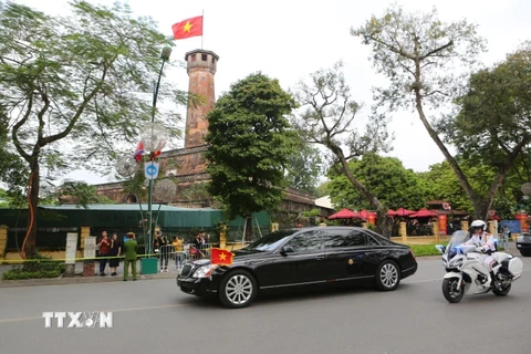 Đoàn xe của Chủ tịch Triều Tiên Kim Jong-un di chuyển qua khu vực Cột cờ Hà Nội trên đường Điện Biên Phủ để đến Phủ Chủ tịch, nơi diễn ra Lễ đón chính thức. (Ảnh: Thành Đạt/TTXVN)