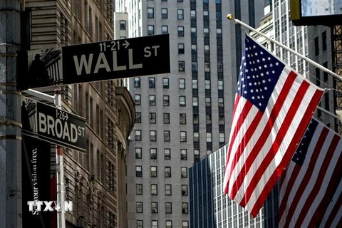 Quốc kỳ Mỹ tại tòa nhà Thị trường chứng khoán New York. (Ảnh: AFP/TTXVN)