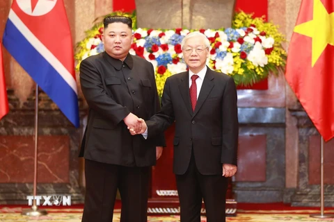 Tổng Bí thư, Chủ tịch nước Nguyễn Phú Trọng đón Chủ tịch Triều Tiên Kim Jong-un. (Ảnh: Doãn Tấn/TTXVN)