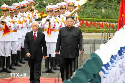 Tổng Bí thư, Chủ tịch nước Nguyễn Phú Trọng và Chủ tịch Triều Tiên Kim Jong-un duyệt Đội danh dự Quân đội nhân dân Việt Nam. (Ảnh: Văn Điệp/TTXVN)