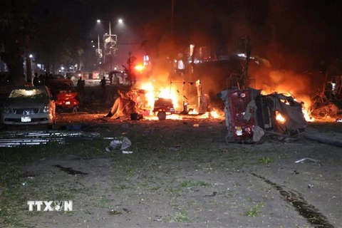 Xe ôtô bị đốt cháy trong vụ đánh bom ở Mogadishu, Somalia, ngày 28/2. (Ảnh: AFP/TTXVN)