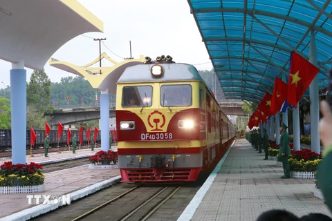Đoàn tàu hỏa đặc biệt vào ga Đồng Đăng lúc 10 giờ 10 phút. (Ảnh: Doãn Tấn/TTXVN)