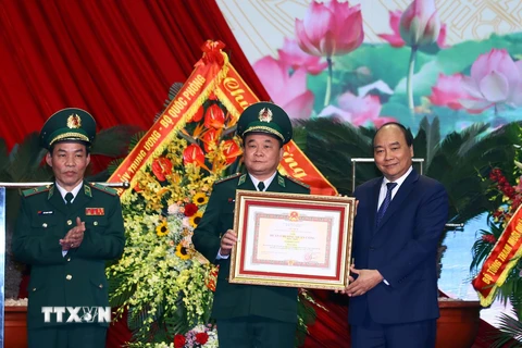  Thủ tướng Nguyễn Xuân Phúc trao tặng Huân chương Quân công hạng Nhất của Chủ tịch nước cho lực lượng Bộ đội Biên phòng. (Ảnh: Thống Nhất/TTXVN)