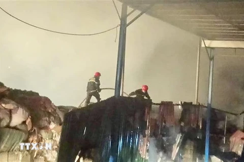 Lính cứu hỏa khống chế một vụ cháy. (Ảnh minh họa: Mai Trang/TTXVN)