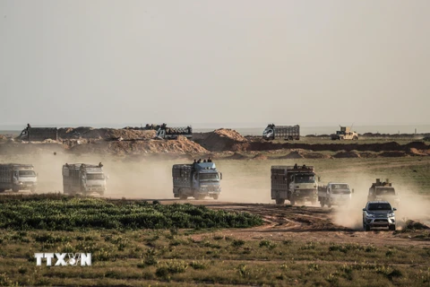 Xe tải chở người dân rời làng Baghouz, tỉnh Deir Ezzor, Syria, ngày 25/2/2019. (Ảnh: AFP/ TTXVN)