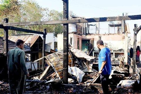 Vụ hỏa hoạn đã thiêu rụi 9 căn nhà của bà con người dân tộc Chăm (với 57 nhân khẩu). (Ảnh: Công Mạo/TTXVN)