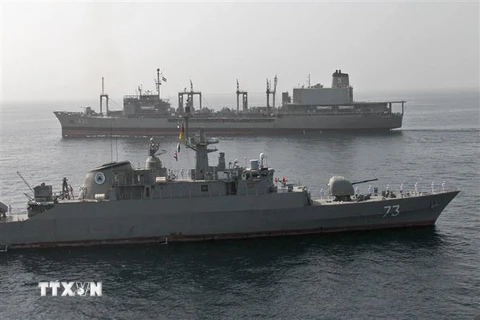 Tàu chiến của Hải quân Iran trong cuộc tập trận gần Eo biển Hormuz ngày 23/2. (Ảnh: AFP/TTXVN)