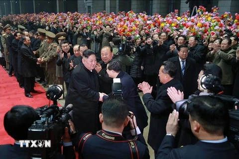 Lễ đón nhà lãnh đạo Triều Tiên Kim Jong-un (giữa) tại Bình Nhưỡng sau khi ông kết thúc chuyến thăm hữu nghị chính thức Việt Nam ngày 5/3. (Ảnh: YONHAP/TTXVN)
