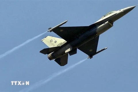 Máy bay chiến đấu F-16 của Pakistan bay diễn tập trong buổi tổng duyệt kỷ niệm Ngày Quốc gia ở Islamabad. (Ảnh: AFP/TTXVN)