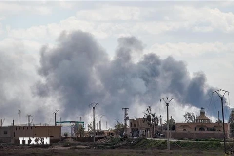 Khói bốc lên sau một cuộc không kích nhằm vào vị trí của IS tại làng Baghouz, tỉnh Deir Ezzor, miền đông Syria, ngày 2/3/2019. (Ảnh: AFP/ TTXVN)