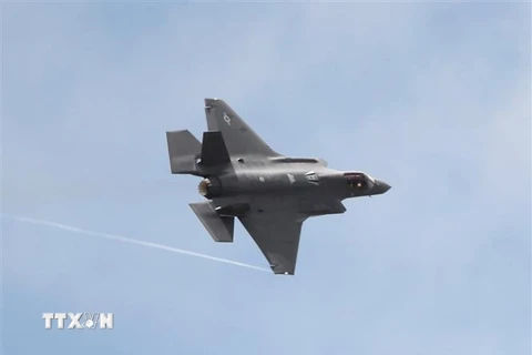 Máy bay F-35 của Tập đoàn sản xuất máy bay Mỹ Lockheed Martin bay trình diễn tại buổi tổng duyệt trước ngày khai mạc triển lãm hàng không quốc tế Paris ở Le Bourget, Pháp tháng 6/2017. (Ảnh: AFP/ TTXVN)