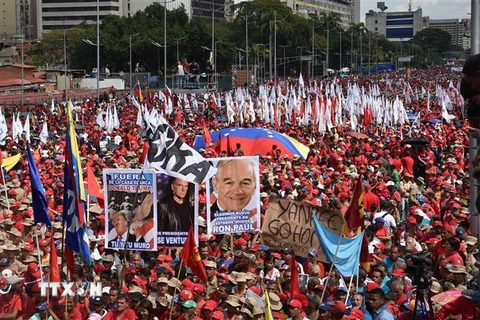 Đông đảo người dân Venezuela tuần hành tại thủ đô Caracas, bày tỏ sự ủng hộ Tổng thống Nicolas Maduro và phản đối sự can thiệp từ bên ngoài vào công việc nội bộ của đất nước, ngày 2/2/2019. (Ảnh: AFP/TTXVN)