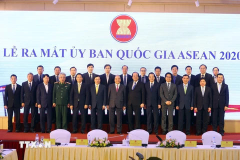 Thủ tướng Nguyễn Xuân Phúc với các thành viên Ủy ban Quốc gia ASEAN 2020. (Ảnh: Thống Nhất/TTXVN)