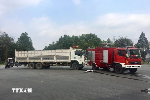 Xe chữa cháy mang BKS 61LD-006.52 của Công ty TNHH Giấy Kraft Vina trên đường từ công ty đến đám cháy thì xảy ra va chạm giữa xe chữa cháy của công ty này và xe tải BKS 51C-945.98. (Ảnh: Nguyễn Văn Việt/TTXVN)