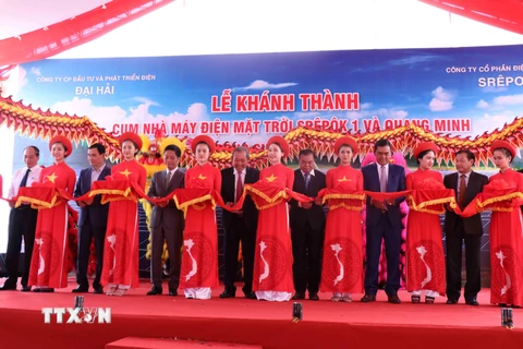 Phó Thủ tướng Thường trực Chính phủ Trương Hòa Bình cắt băng khánh thành Cụm công trình Nhà máy điện mặt trời Srêpốk 1 và Quang Minh. (Ảnh: Anh Dũng/TTXVN)
