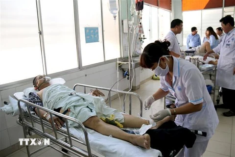 Khẩn trương cứu chữa các nạn nhân vụ xe khách lật ngửa tại Bình Thuận. (Ảnh: Nguyễn Thanh/TTXVN)