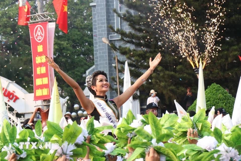 Top 5 Hoa hậu Hoàn vũ thế giới năm 2018 H Hen Niê tham gia Lễ hội đường phố. (Ảnh: Tuấn Anh/TTXVN)