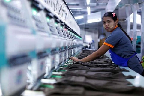 Một công nhân làm việc trong nhà máy tại Thái Lan. (Nguồn: Reuters)