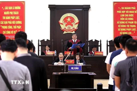 Thẩm phán, Chủ tọa phiên tòa Nguyễn Vinh Quang tuyên bản án phúc thẩm. (Ảnh: Trung Kiên/TTXVN)
