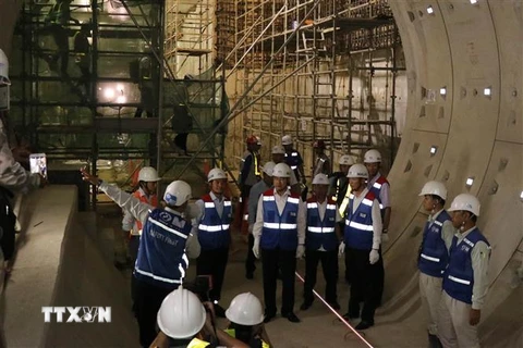 Nhà thầu giới thiệu các hạng mục thi công đường hầm TBM ở ga Ba Son. (Ảnh: Tiến Lực/TTXVN)