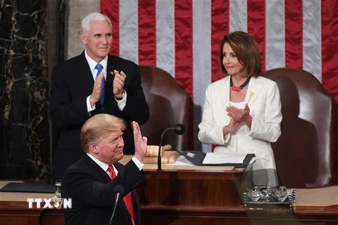 Chủ tịch Hạ viện Mỹ Nancy Pelosi (phải) tại buổi đọc thông điệp quốc gia của Tổng thống Mỹ Donald Trump (phía trước) ở Quốc hội Mỹ ngày 5/2/2019. (Ảnh: AFP/ TTXVN)