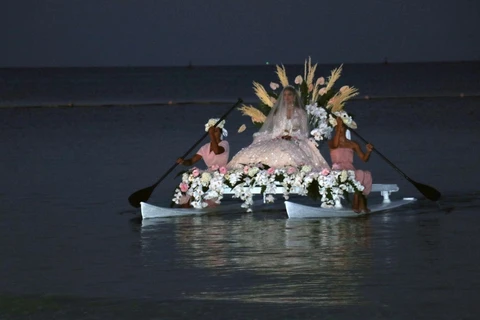 Cô dâu trên thuyền từ ngoài biển khơi tiến vào bờ trong nghi lễ đám cưới. (Ảnh: Lê Huy Hải/TTXVN)