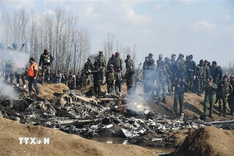 Binh sĩ Ấn Độ điều tra bên chiếc máy bay của Không quân nước này bị rơi tại quận Budgam, cách thủ phủ Srinagar, bang Kashmir khoảng 30km ngày 27/2/2019. (Ảnh: AFP/TTXVN)