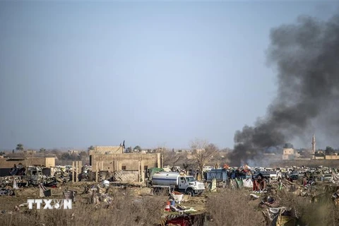 Khói bốc lên sau vụ pháo kích nhằm vào dinh lũy của Tổ chức Nhà nước Hồi giáo tự xưng tại Baghouz, tỉnh miền Đông Deir Ezzor, Syria ngày 9/3/2019. (Ảnh: AFP/TTXVN)