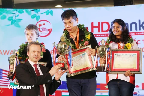 Chủ tịch Liên đoàn Cờ thế giới Arkady Dvorkovich trao cúp vô địch cho siêu đại kiện tướng Wang Hao. (Ảnh: Hoàng Hải/Vietnam+)