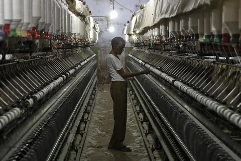 Công nhân làm việc tại một nhà máy ở Ahmedabad, Ấn Độ. (Nguồn: Reuters)