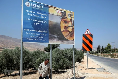 Biển báo của Cơ quan Phát triển Quốc tế của Mỹ (USAID) tại làng al-Badhan, phía bắc Nablus, Bờ Tây, ngày 25/8/2018. (Ảnh: AFP/ TTXVN)