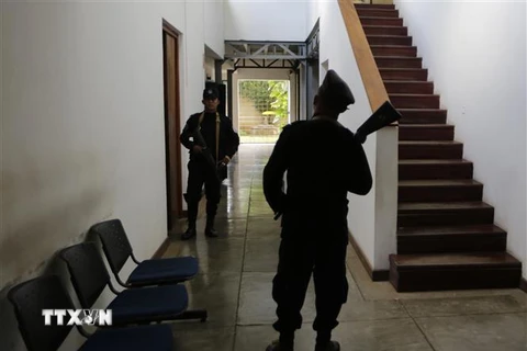 Cảnh sát gác tại văn phòng một tổ chức phi chính phủ ở Managua, Nicaragua ngày 15/12/2018. (Ảnh: AFP/ TTXVN)