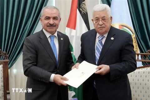 Tổng thống Palestine Mahmud Abbas (phải) trao quyết định bổ nhiệm Thủ tướng cho ông Mohammad Shtayyeh ngày 10/3/2019. (Ảnh: REUTERS/TTXVN)