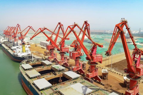 Vận chuyển hàng hóa tại Liên Vận Cảng, tỉnh Giang Tô, Trung Quốc ngày 16/4. (AFP/TTXVN)