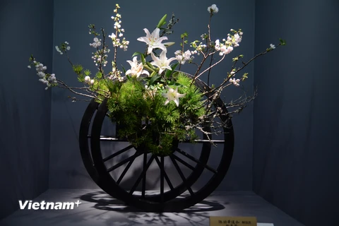 Một tác phẩm Ikebana tại triển lãm. (Ảnh: Tuyến Nguyễn-Thành Hữu/Vietnam+)