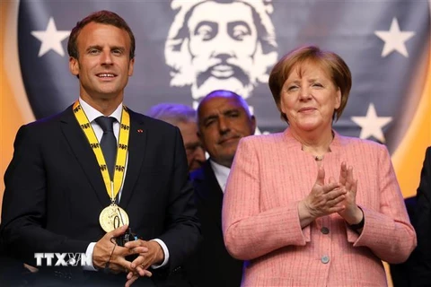Thủ tướng Đức Angela Merkel (phải) và Tổng thống Pháp Emmanuel Macron. (Ảnh: AFP/TTXVN)