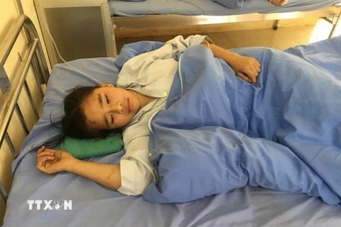 Cháu bé được cấp cứu tại Bệnh viện Đa khoa huyện Mộc Châu, tỉnh Sơn La. (Ảnh: TTXVN phát)