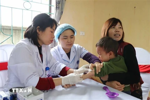 Tổ xét nghiệm lấy máu cho các cháu tại Trường Mầm non Mão Điền, huyện Thuận Thành, tỉnh Bắc Ninh. (Ảnh: Diệp Trương/TTXVN)