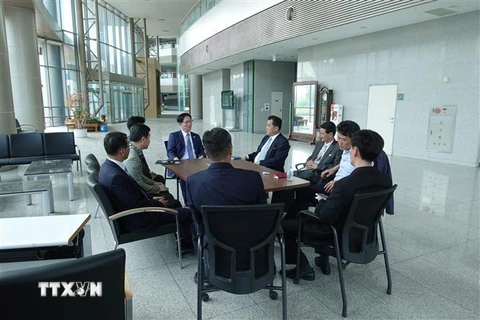 Các quan chức Hàn Quốc và Triều Tiên thảo luận về việc thành lập văn phòng liên lạc liên Triều tại thành phố Kaesong ngày 8/6/2018. (Ảnh: Yonhap/TTXVN)