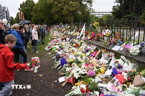 Người dân tưởng niệm các nạn nhân thiệt mạng trong vụ xả súng tại Christchurch, New Zealand, ngày 17/3/2019. (Ảnh: THX/ TTXVN)