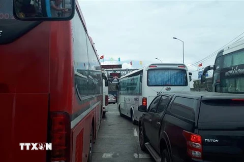 Xe ôtô xếp hàng tại trạm thu phí Ninh Lộc, thị xã Ninh Hòa. (Ảnh chụp khoảng 12 giờ). (Ảnh: Phan Sáu/TTXVN)