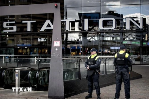 Cảnh sát gác tại lối vào nhà ga ở Rotterdam, Hà Lan, sau vụ xả súng ở Utrecht ngày 18/3/2019. (Ảnh: AFP/ TTXVN)