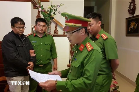 Cảnh sát điều tra (PC01), Công an tỉnh Lâm Đồng đọc lệnh khởi tố, bắt tạm giam 4 tháng đối với Ngô Minh Sơn. (Ảnh: Đặng Tuấn/TTXVN)
